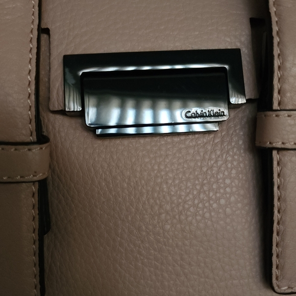 Calvin Klein Kelsey Pebble Bag - Picture 8 of 8